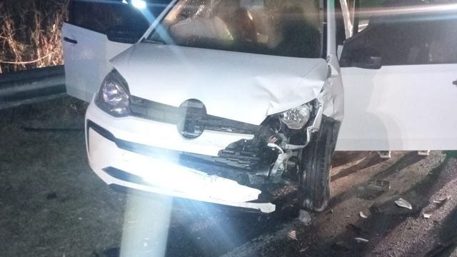 Perdió el control en una curva y provocó un fuerte choque en Villa del Lago.