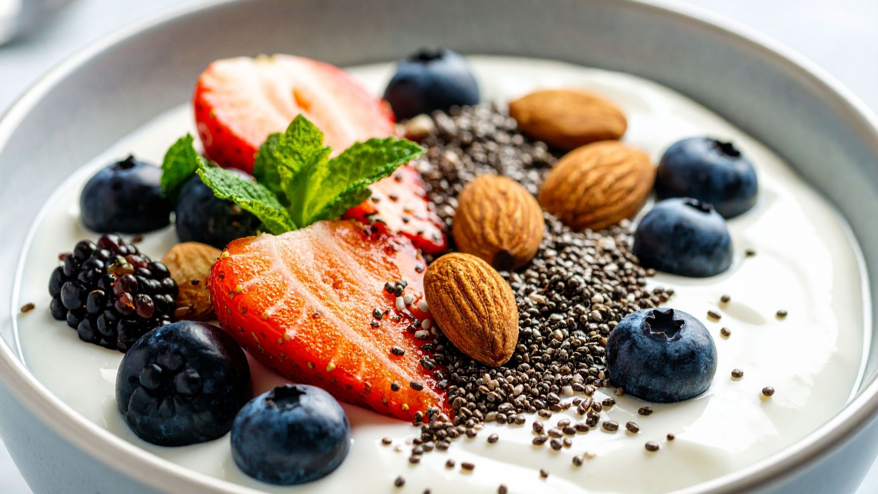 Bowl de yogurt con frutas y frutos secos.