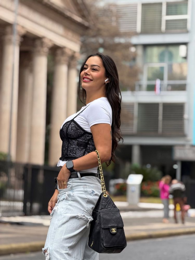 Larissa Riquelme se animó a la tendencia del momento y combinó una muscola negra con remera blanca
