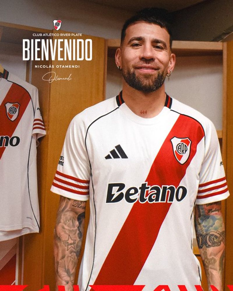 Nicolás Otamendi se puso la camiseta de River, su deseo.