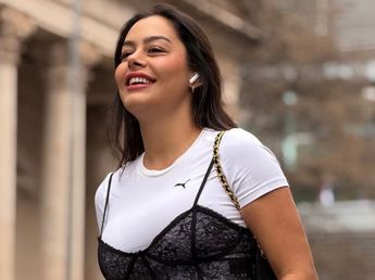 Larissa Riquelme se sumó a la tendencia y combinó una remera blanca con una musculosa de encaje color negro