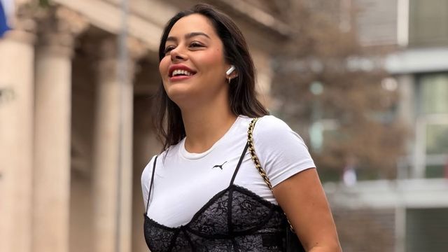 Larissa Riquelme se sumó a la tendencia y combinó una remera blanca con una musculosa de encaje color negro