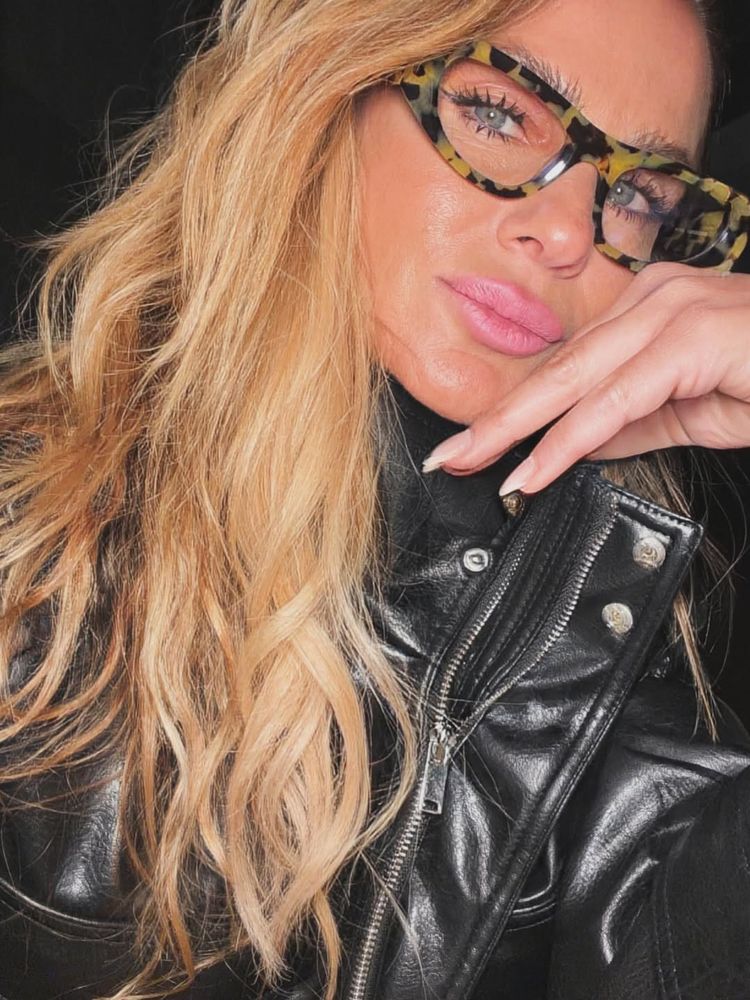 Sabrina Rojas sorprendió con el accesorio del momento y un look muy llamativo