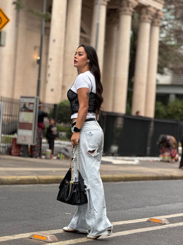 Larissa Riquelme se animó a la tendencia del momento y combinó una muscola negra con remera blanca