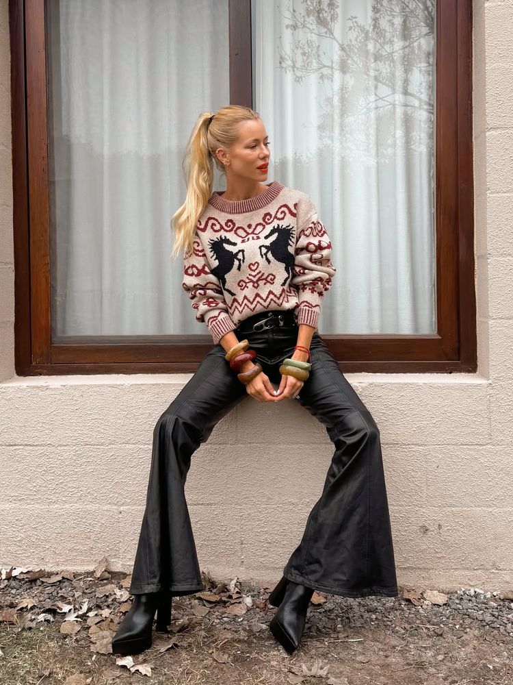 Nicole Neumann marcó tendencia con el pantalón oxford de la temporada de cuero negro