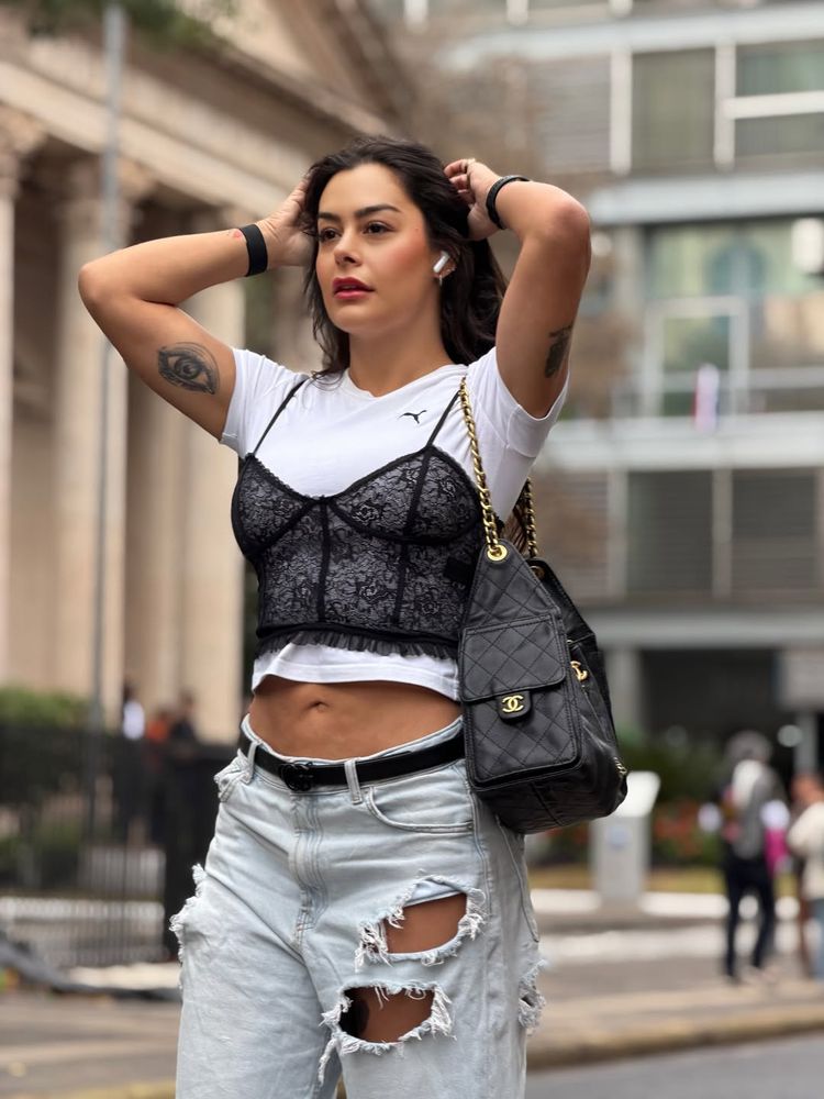 Larissa Riquelme se animó a la tendencia del momento y combinó una muscola negra con remera blanca
