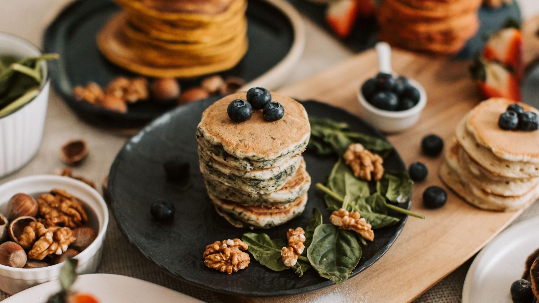 Panqueques de avena con frutas y frutos secos.