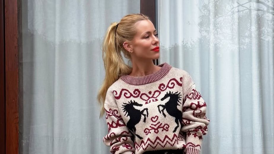 Nicole Neumann dio cátedra de estilo con un pantalón oxford de cuero color negro y el sweater en tendencia