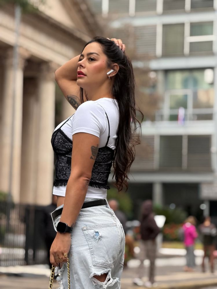 Larissa Riquelme se animó a la tendencia del momento y combinó una muscola negra con remera blanca