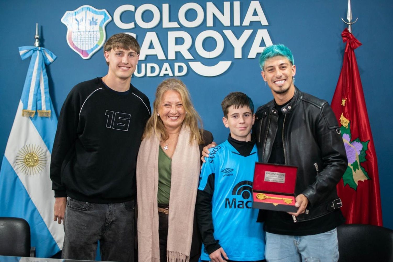 Agustín Griguol y Emiliano Rigoni, campeones con Belgrano, fueron distingudos la intendente de su ciudad, Paola Nanini, en Colonia Caroya.