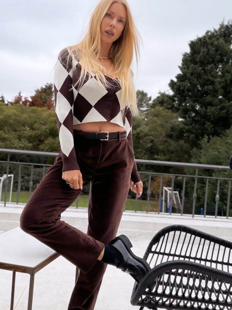 Nicole Neumann arrasó con el color de la temporada y lo combinó con zapatos de charol en tendencia