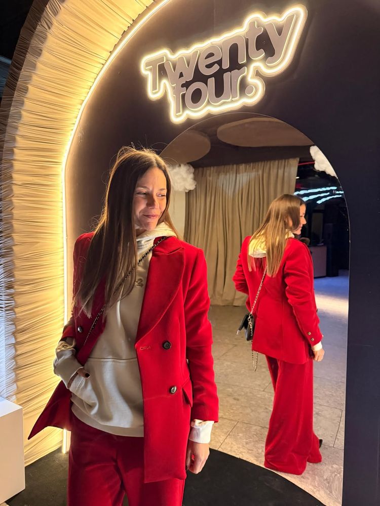 Luciana Rubinska asistió al lanzamiento de la marca de ropa de Enzo Fernández y arrasó con un outfit rojo y blanco