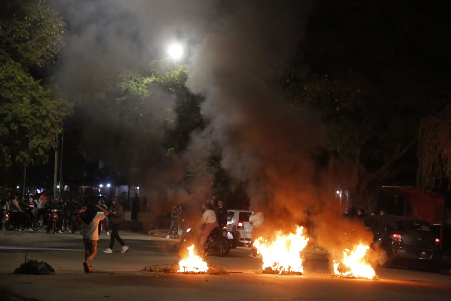 Vecinos y allegados de Agostina, con reclamos en las calles.