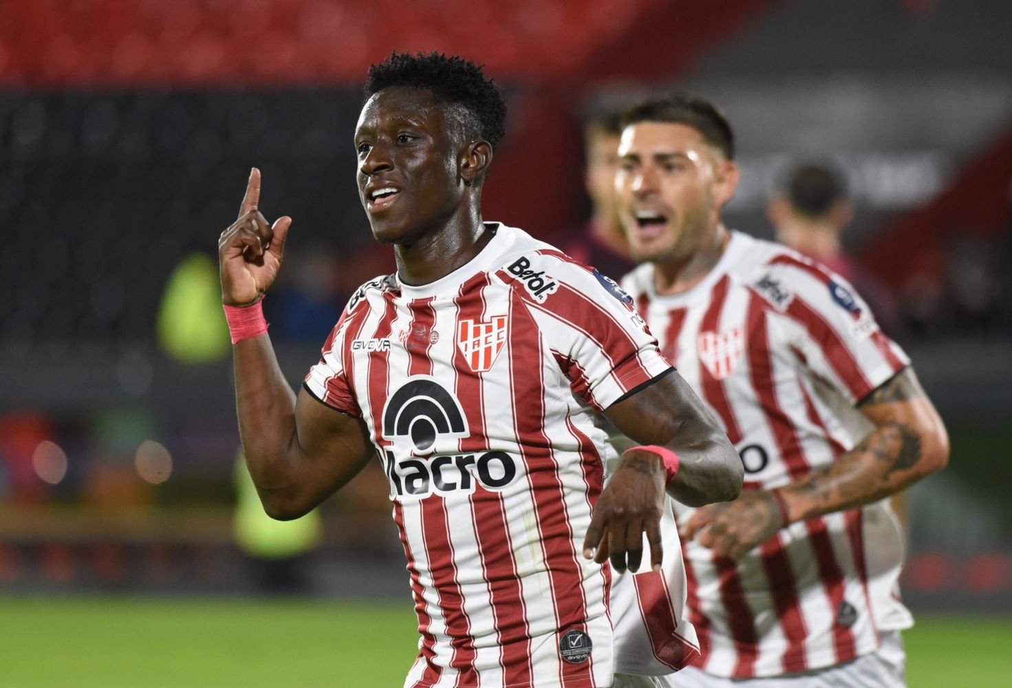 El colombiano Córdoba (foto) abrió el marcador para Instituto, y Jeremías Lázaro le dio la victoria.