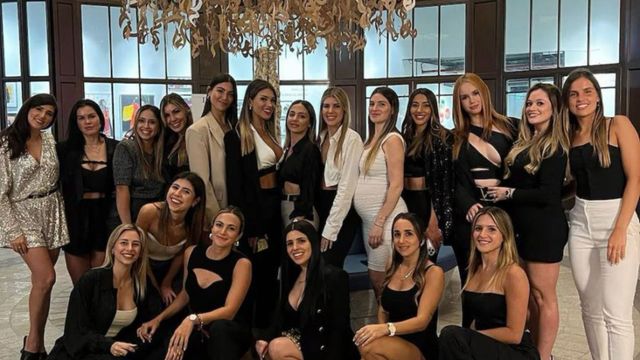 Una por una, quiénes son y a qué se dedican las parejas de los jugadores de la Selección Argentina que sueñan con el Mundial 2026.