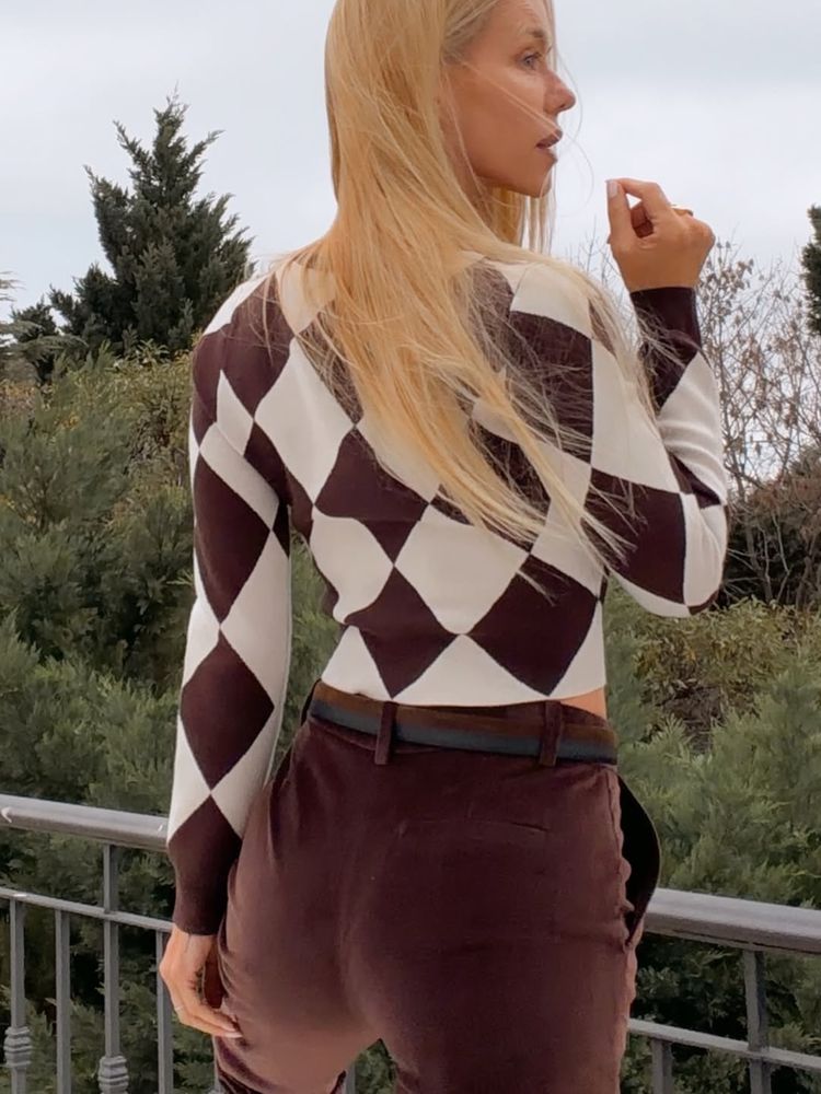 Nicole Neumann arrasó con el color de la temporada y lo combinó con zapatos de charol en tendencia