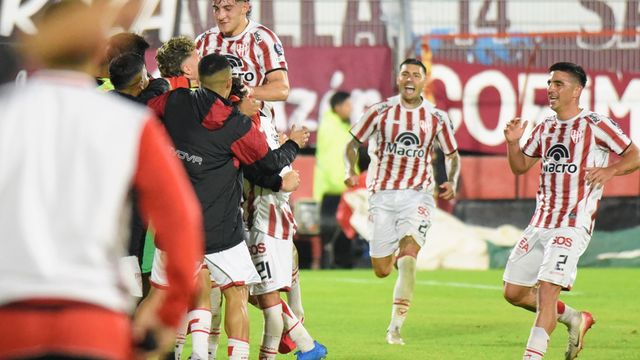 Festejo loco de Instituto por el golazo de tiro libre de Jermías Lázaro, que puso a la Gloria en octavos de Copa Argentina.