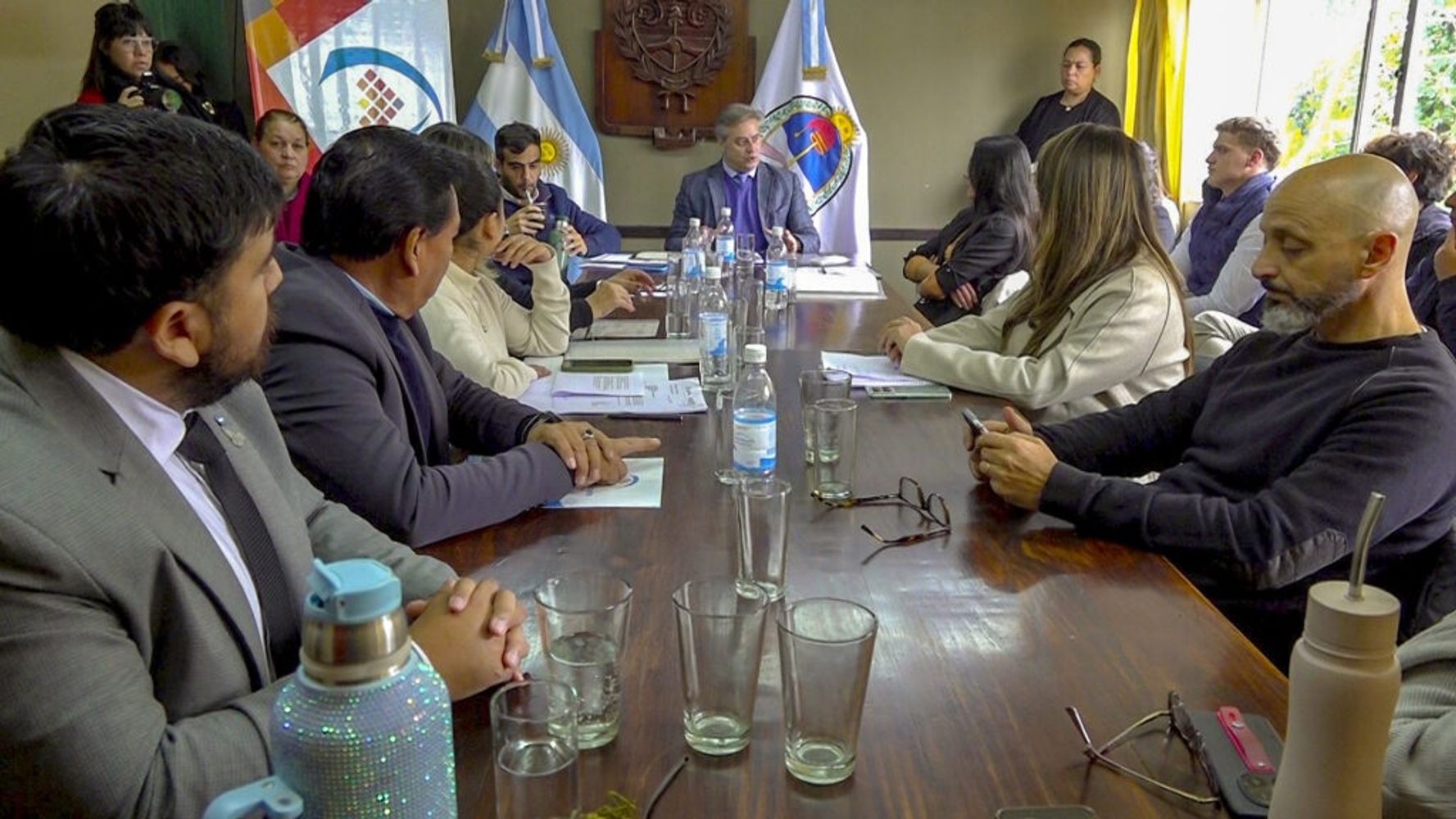 El presidente del Concejo Deliberante capitalino, Gastón Millón, encabezó la reunión con funcionarias del municipio en la que se dialogó sobre un proyecto de ordenanza para organizaar las ferias minoristas en espacios públicos y en predios privados.