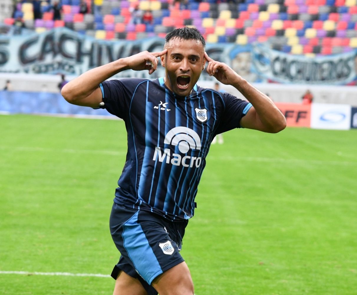 Francisco Molina fue el jugador más peligroso del "Lobo" en todo el partido y su gol en el segundo tiempo, con un sablazo cruzado tras enredar las piernas del defensor, puso a Gimnasia a un paso de eliminar al campeón del fútbol argentino.
