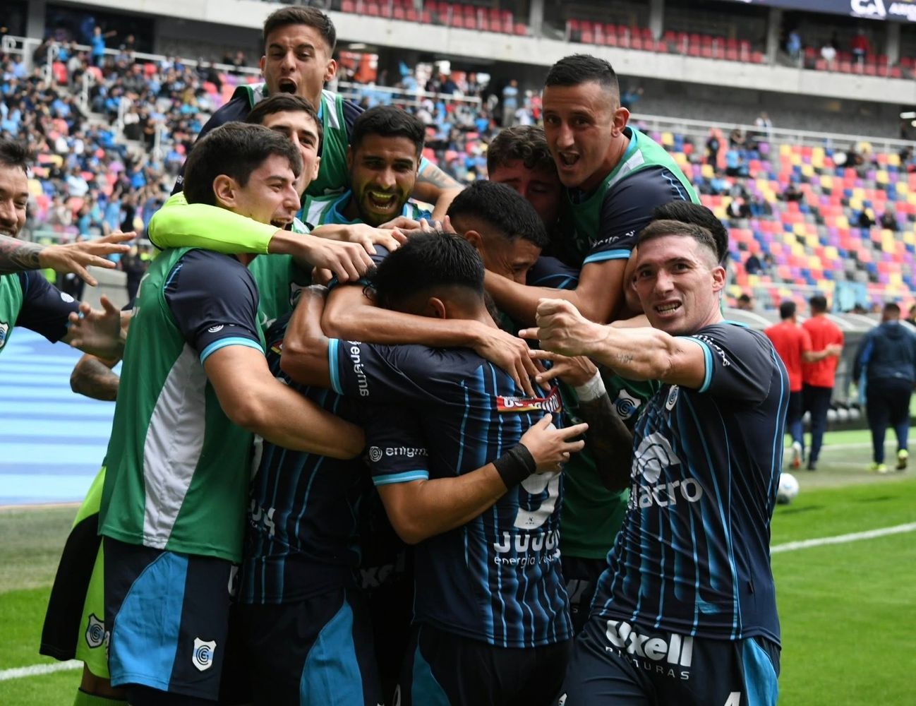 Martín Lazarte convirtió de cabeza el empate jujeño en el primer tiempo tras un preciso centro de Francisco Maidana, en uno de los momentos más emotivos de la tarde para la hinchada albiceleste en el Estadio Único “Madre de Ciudades”.