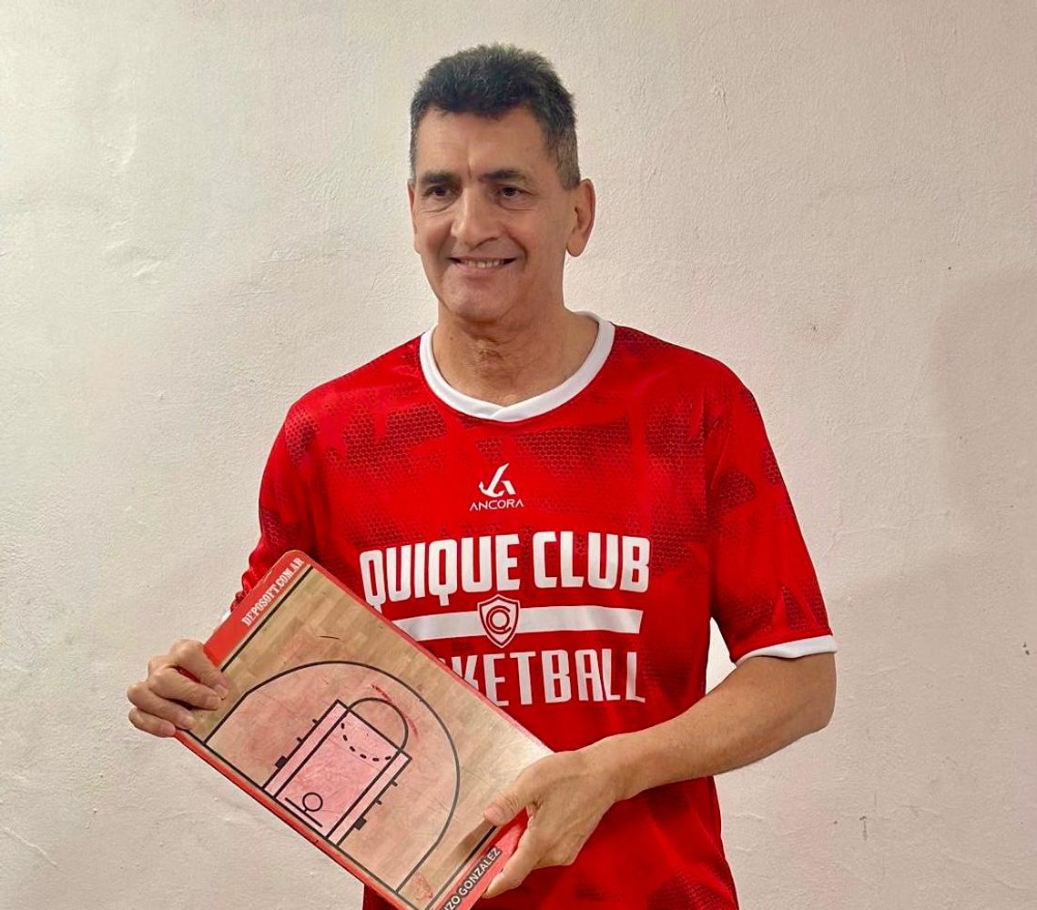 Luis Chuzo Gonzalez, DT de Quique.