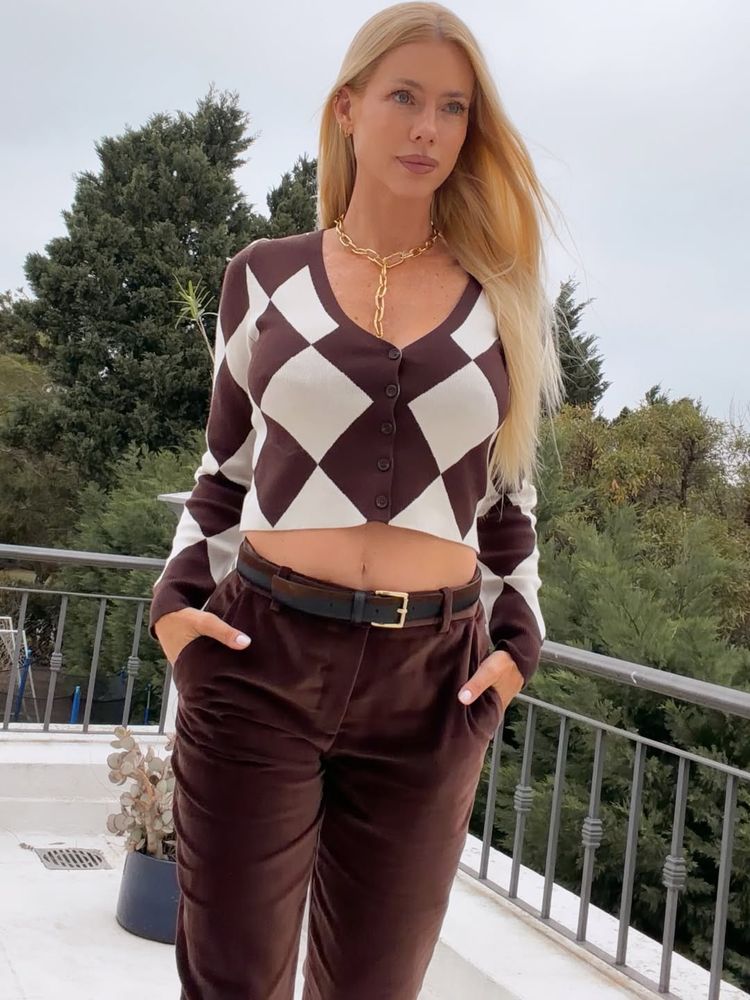 Nicole Neumann arrasó con el color de la temporada y lo combinó con zapatos de charol en tendencia