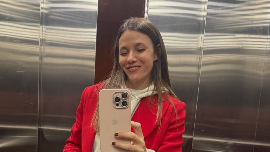 Luciana Rubinska asistió al lanzamiento de la marca de ropa de Enzo Fernández y arrasó con un outfit rojo y blanco