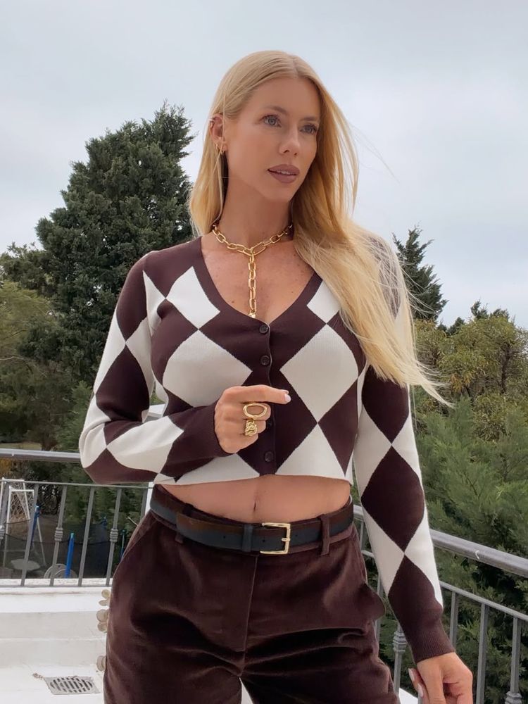 Nicole Neumann arrasó con el color de la temporada y lo combinó con zapatos de charol en tendencia