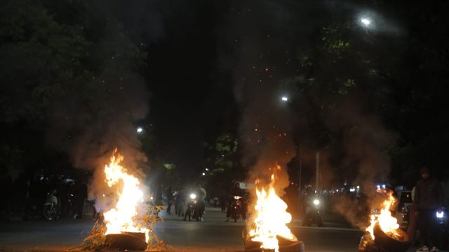 Manifestaciones y Circunvalación y en distintos barrios por Agostina, con enfrentamientos con la Policía.