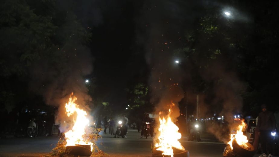 Allegados a Agostina marcharon, cortaron avenida Circunvalación y hubo cruces con la Policía