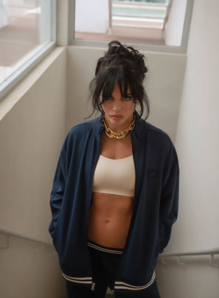 Cadenas y mucho dorado: Emilia Attias sorprendió con el look más llamativo del otoño y arrasó en Instagram