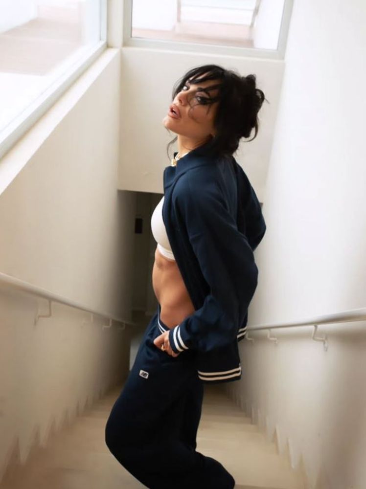 Cadenas y mucho dorado: Emilia Attias sorprendió con el look más llamativo del otoño y arrasó en Instagram