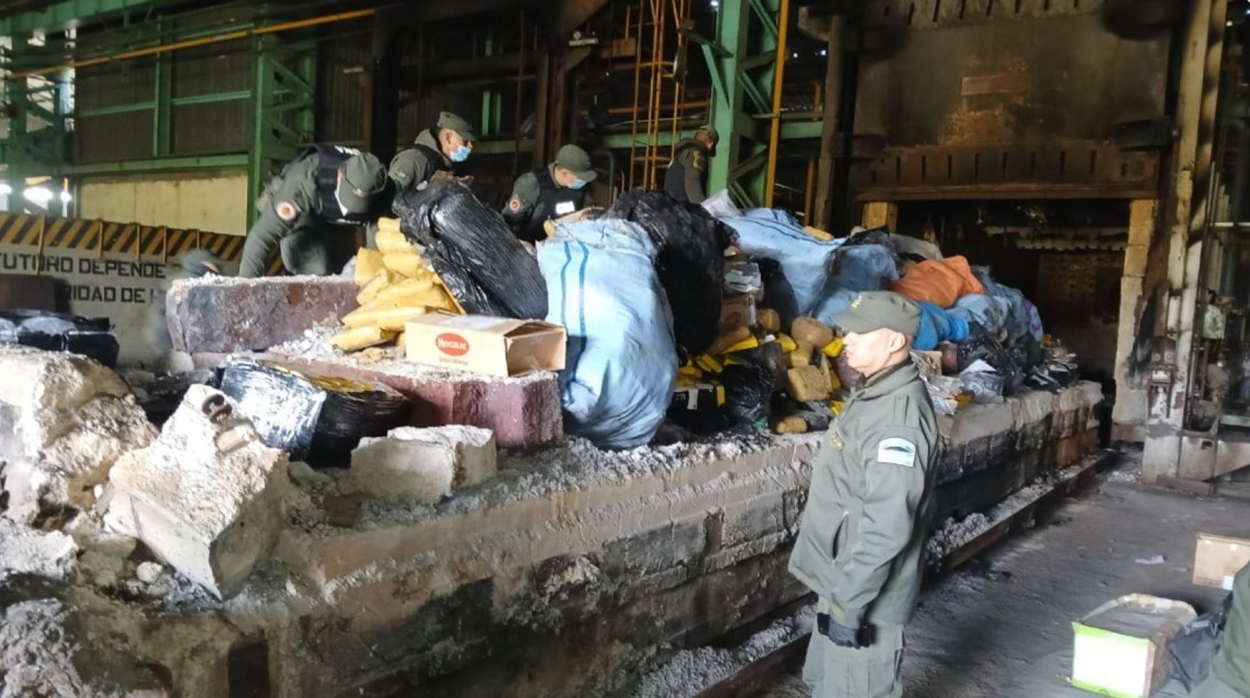 Provenientes de distintos procedimientos, desde Salta se realizó el traslado de 1.657 kilos de cocaína y 1.405 kilos de cannabis sativa, para su incineración en Jujuy.