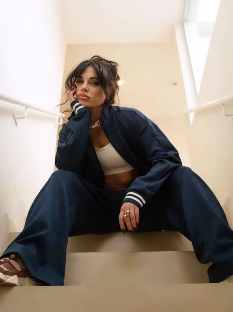 Cadenas y mucho dorado: Emilia Attias sorprendió con el look más llamativo del otoño y arrasó en Instagram