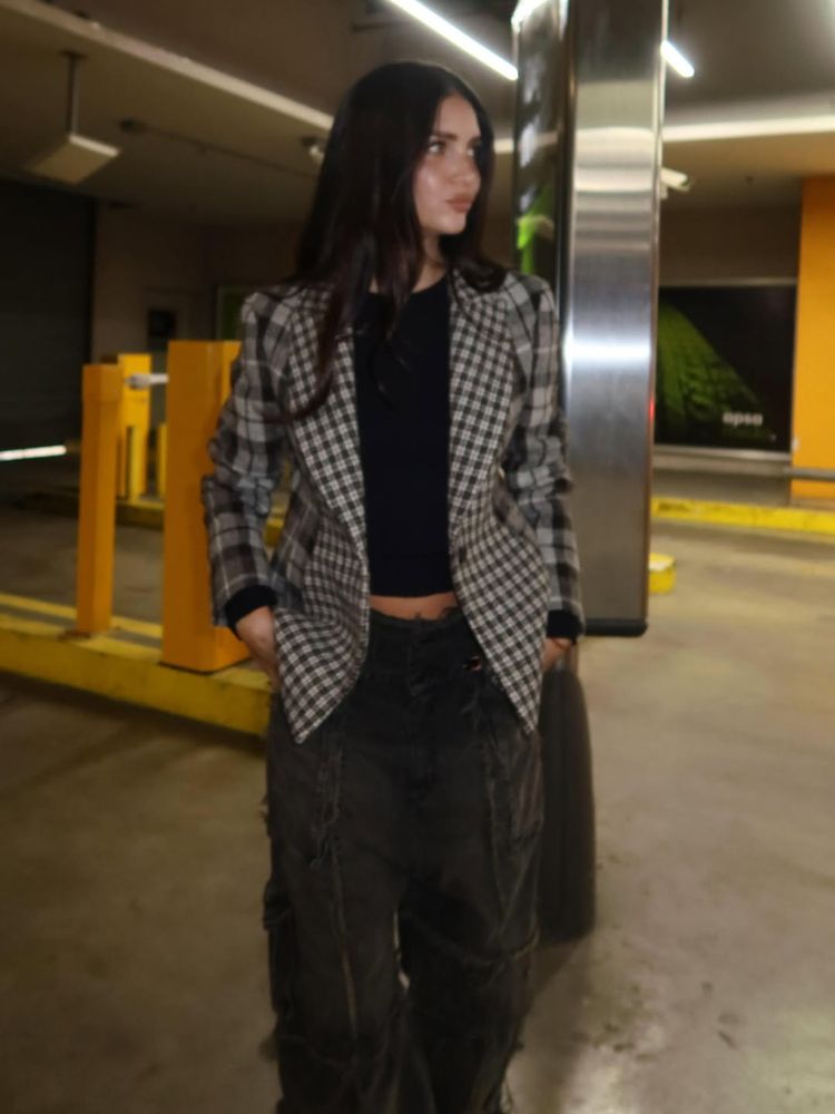 Zaira Nara reversionó un saco sastrero y apostó por el estampado en tendencia esta temporada