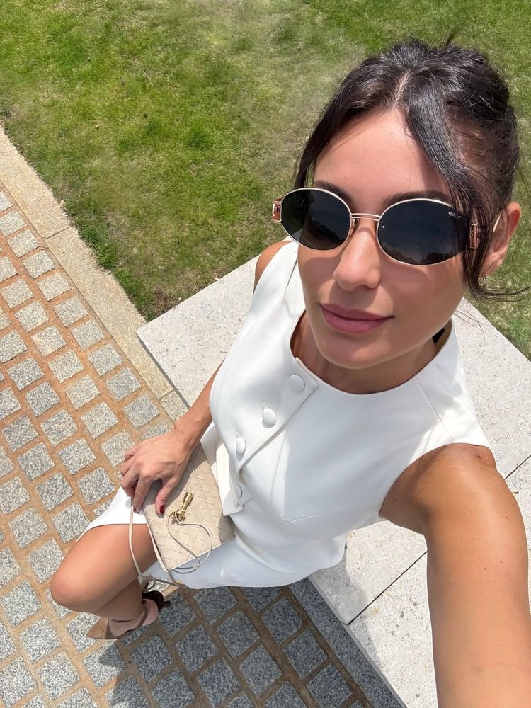 Clásica y elegante: Pampita dio cátedra de estilo con un vestido con botones color blanco y marcó tendencia