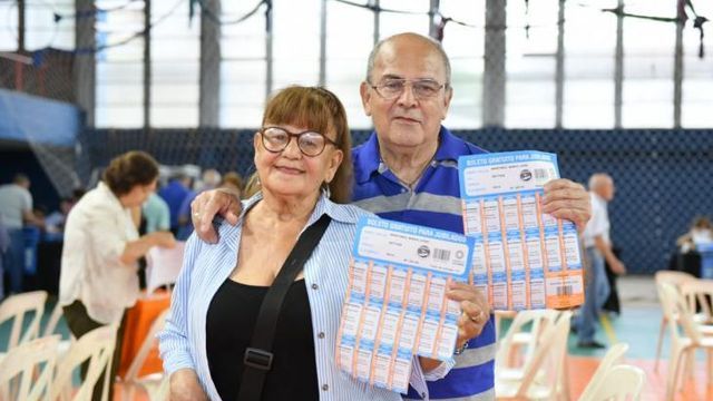Los boletos cubren tres meses y forman parte de la política provincial de acompañamiento al transporte de jubilados.