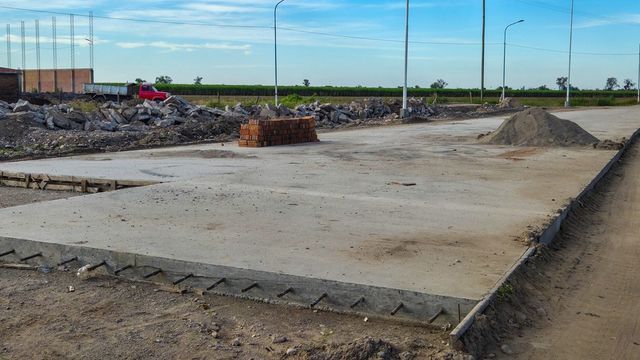 El proyecto incluye una rotonda moderna, colectora pavimentada, iluminación, alcantarillas y canales de desagüe.