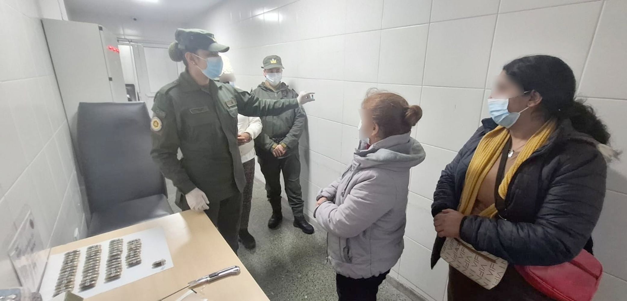 Ante testigos habilitados, el personal de la GNA exhibe el resultado positivo para cocaína, de la muestra extraída de las cápsulas.