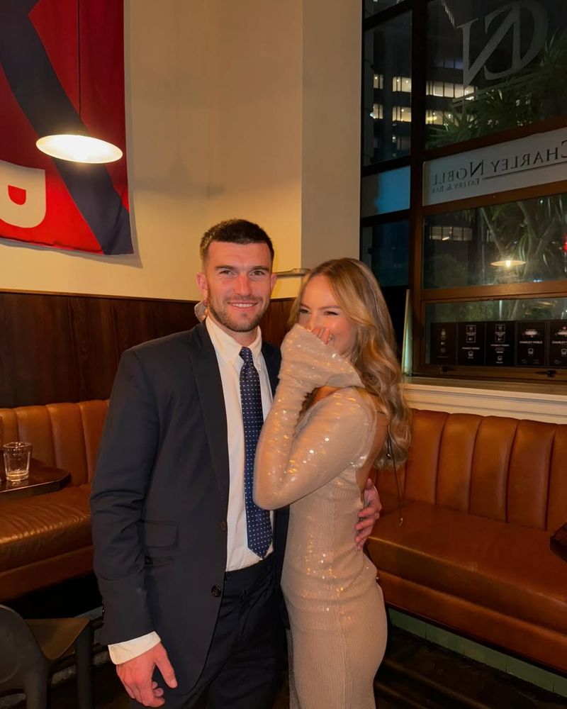 La esposa de Tim Payne celebró el cariño de los argentinos y aseguró que ella es quien le traduce el humor latinoamericano al futbolista.
