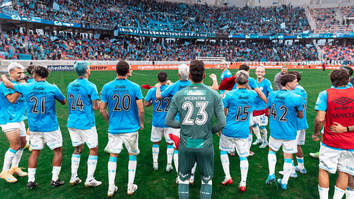La foto bien "Pirata" del Belgrano campeón, cargado de simbolismo y con el "todos juntos"