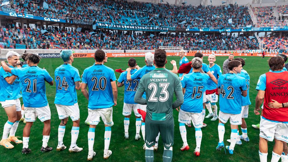 La foto bien "Pirata" del Belgrano campeón, cargado de simbolismo y con el "todos juntos"