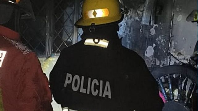 Los efectivos sofocaron el incendio y rescataron a un hombre de entre el humo y las llamas.