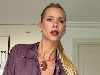 Nicole Neumann posó con un look de encaje de color uva y botas bucaneras y arrasó en Instagram