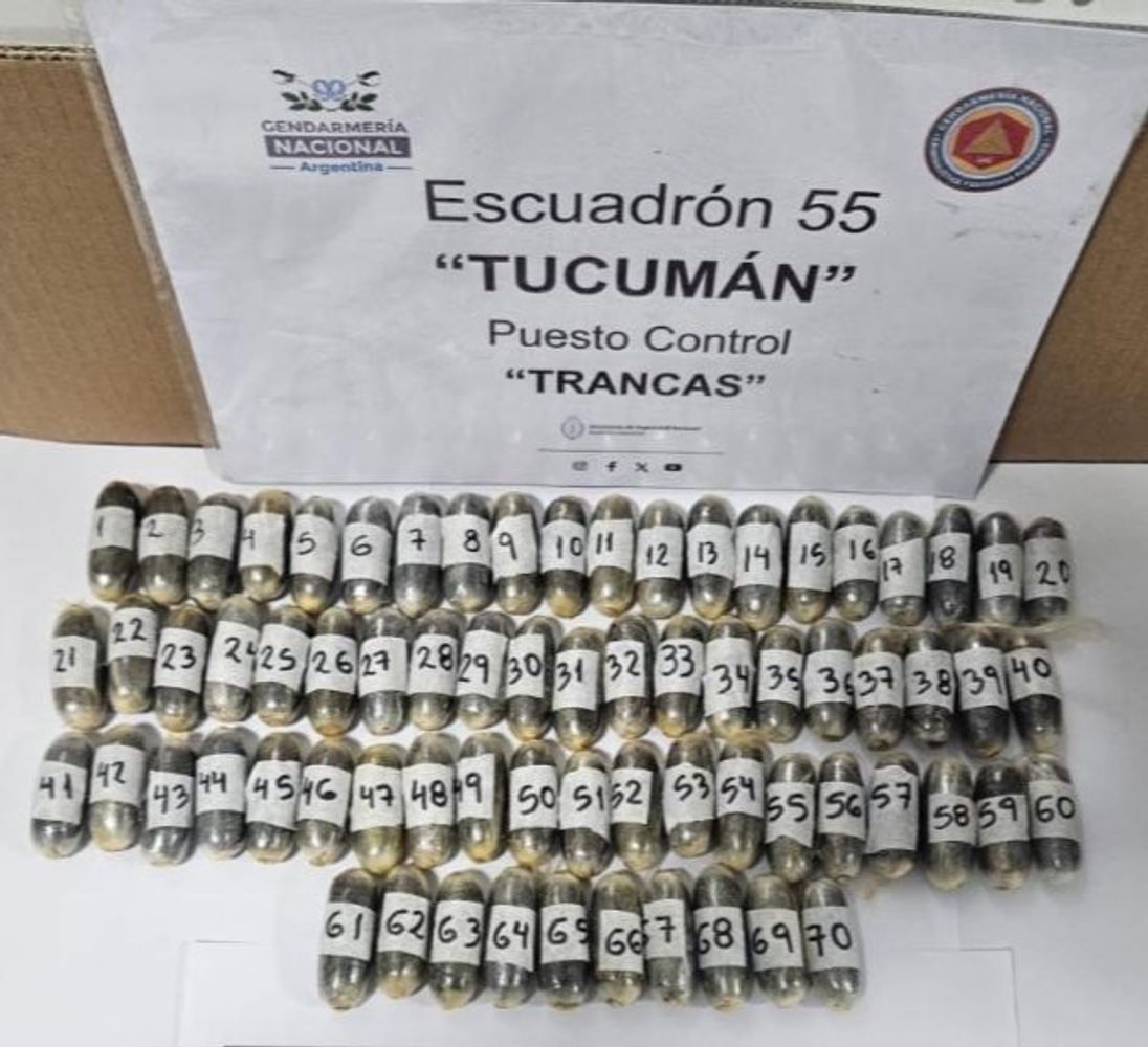 El grupo de “capsuleros” o “mulas” procedente de Bolivia fue descubierto por los gendarmes, en un control vehicular en Tucumán.