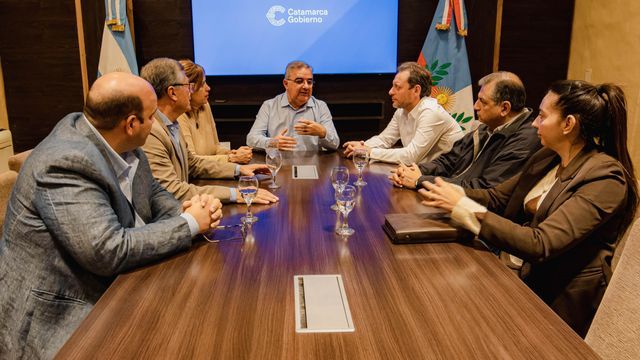 Raúl Jalil encabezó una reunión con autoridades provinciales, legislativas, OSEP y representantes del Círculo Médico de Catamarca.
