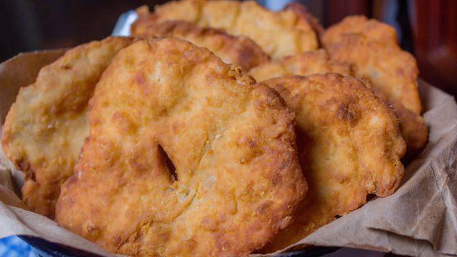 Tortas fritas en 15 minutos: la receta exprés sin levadura ni grasa, ideal para los días de lluvia