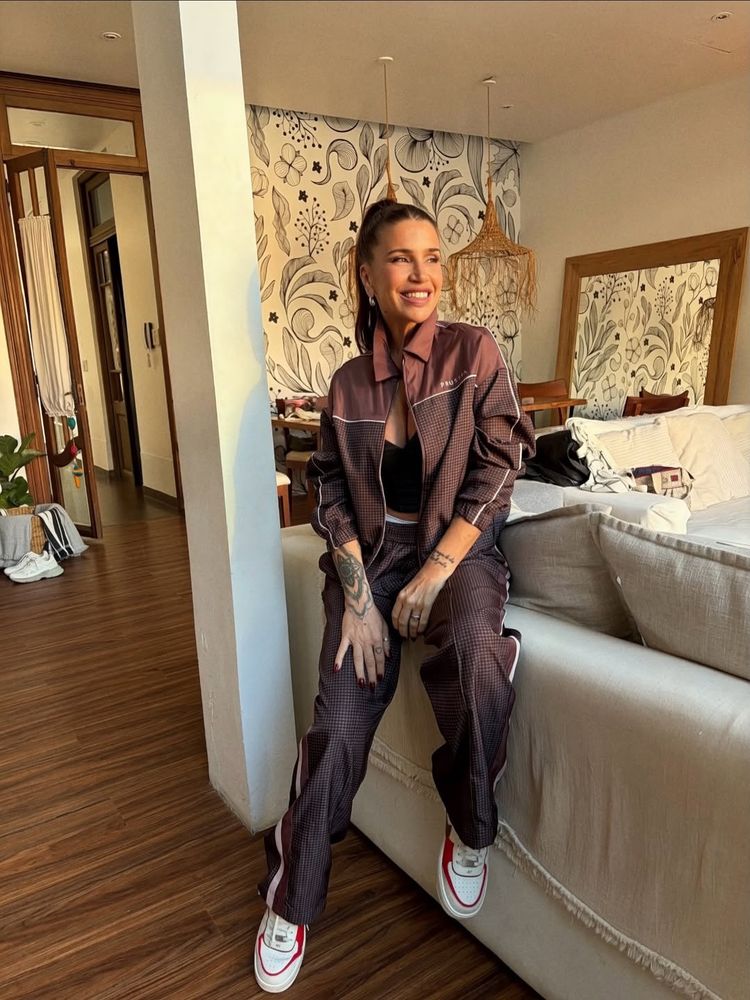 Flor Peña posó con un look deportivo en color chocolate y dejó un llamativo mensaje: "Tan chiquita y mete miedo"
