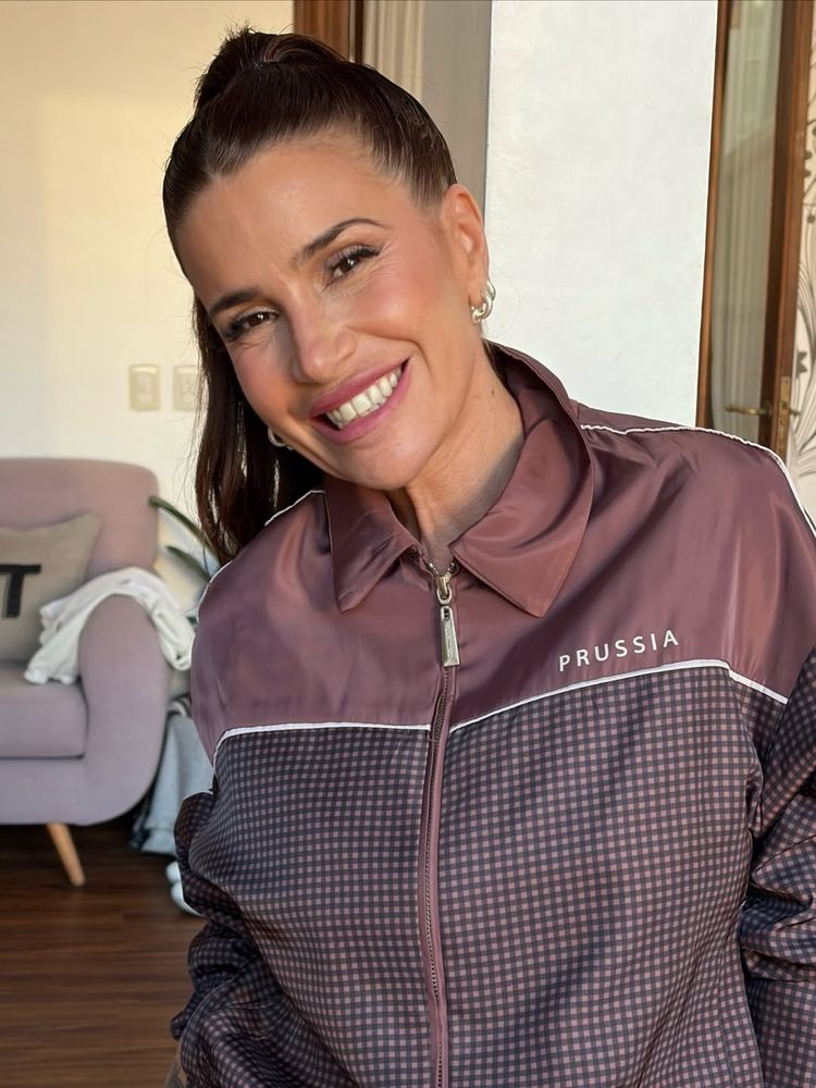 Flor Peña posó con un look deportivo en color chocolate y dejó un llamativo mensaje: "Tan chiquita y mete miedo"