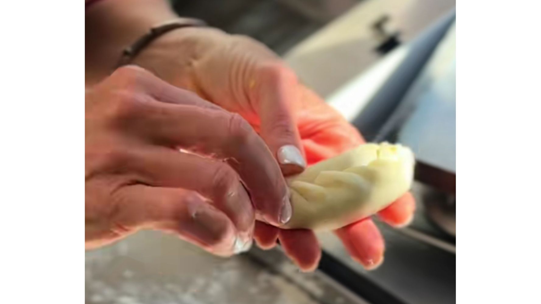 La cocinera mostró el paso a paso para las mejores empanadas de choclo.